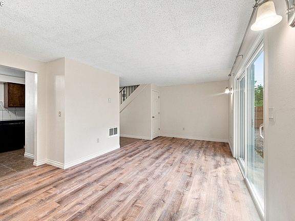 4th image of 2211 E 32nd St