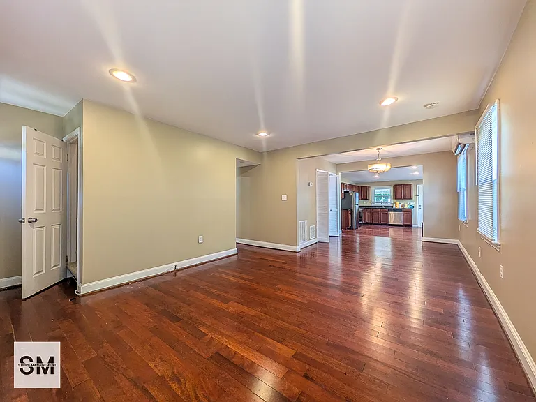 127 N Huron Dr — Photo 4