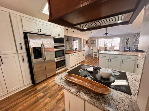 1011 Hilltop Rd, Midlothian, TX 76065