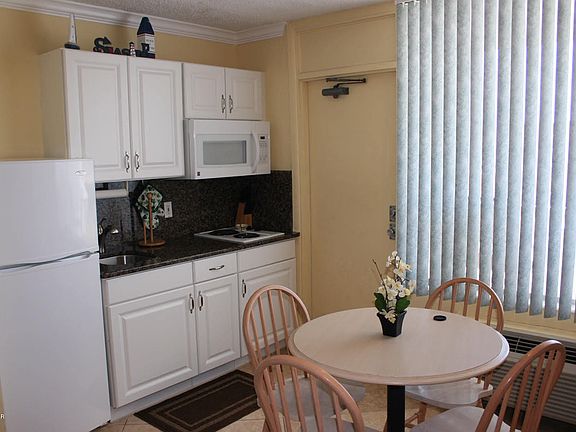 4th image of 935 S Atlantic Ave #513