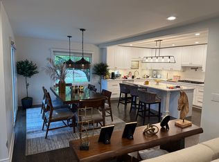 105 Yarrow Ct, Rolling Meadows, IL 60008