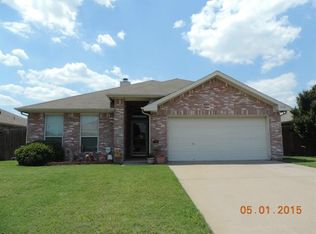 1213 Embercrest Dr, Midlothian, TX 76065
