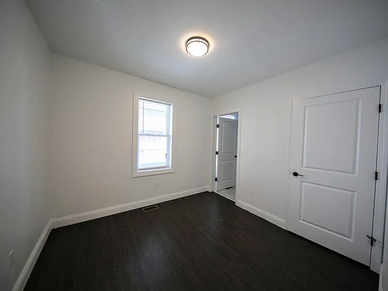 15 East Transit — Photo 5
