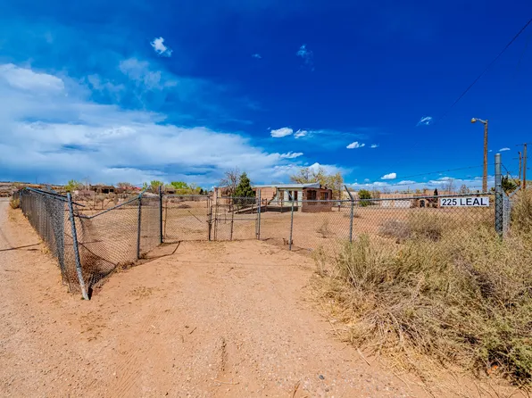 225 Leal Rd, Corrales, NM 87048