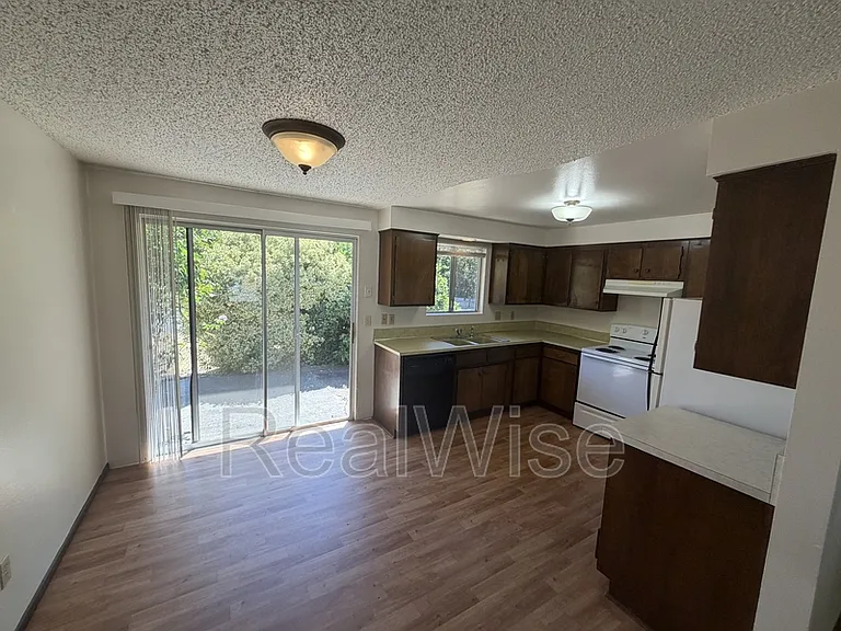 1223 NW Highland Ave #B — Photo 10