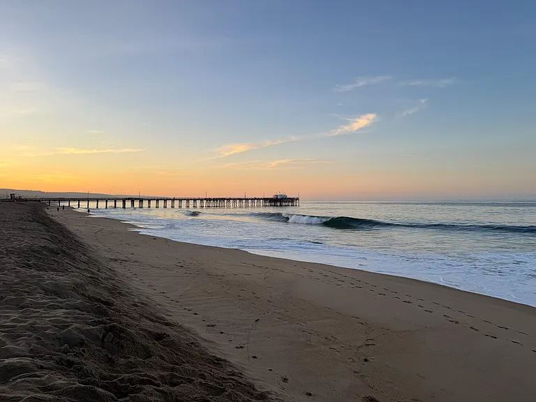 Breaking wave in Balboa with Ruby's & the pier