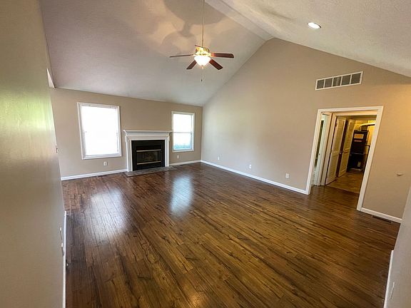 3rd image of 92 N Country Dr