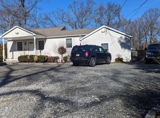 26 Ridge Rd, Oak Ridge, NJ 07438