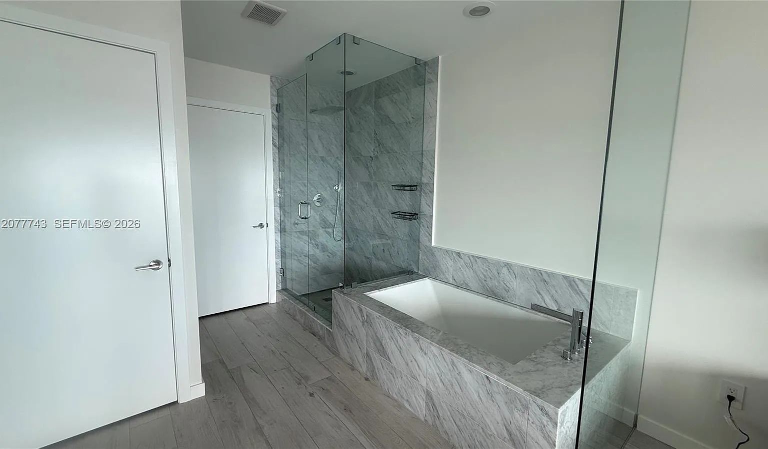 Gran Paraiso Condo — Photo 3