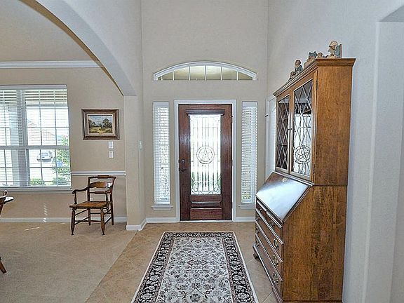  ELEGANT TILED ENTRY WAY, SPACIOUS ENOUGH TO DISPLAY YOUR ANTIQUES!