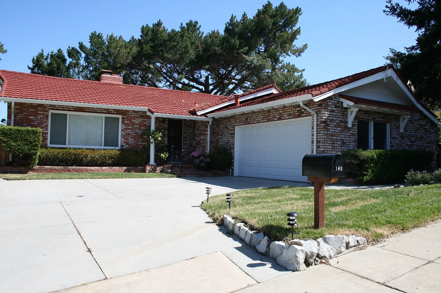 140 Lakeshore Dr photo 1
