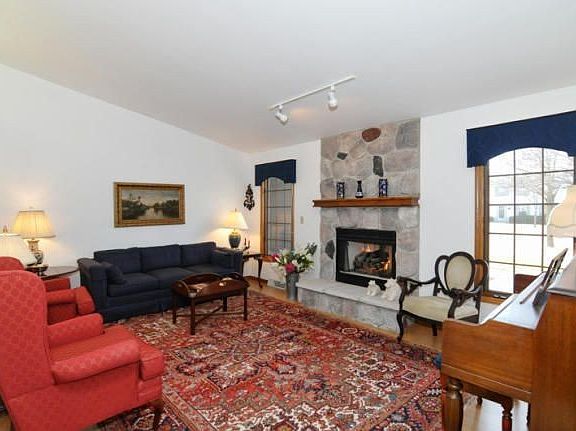 4th image of 8462 N Meadowside Ct