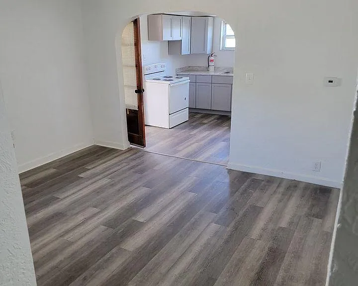 1021 Mace St — Photo 2