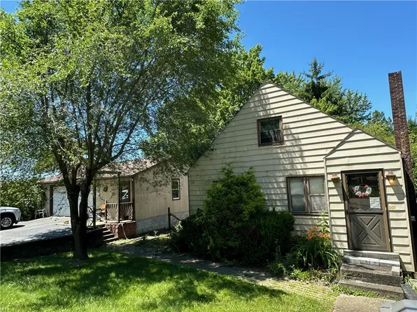 301 S Tower Rd, Fombell, PA 16123