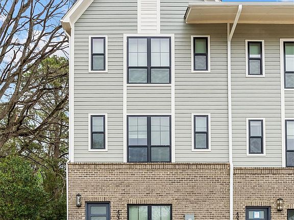 3rd image of 4041 S Tryon St