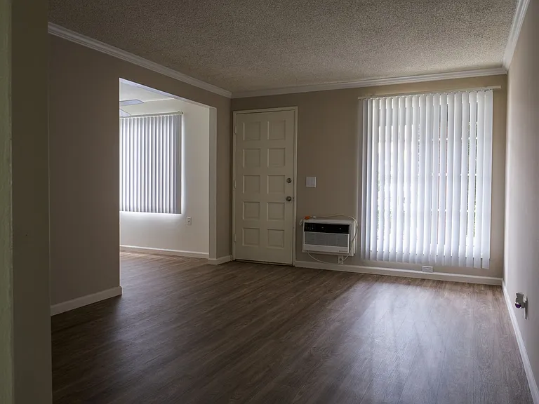 Tustin Villas — Photo 6