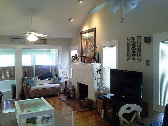 4th image of 305 15th Ave NE