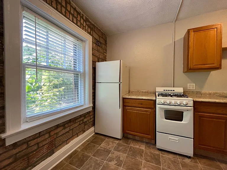 Valentine Place Apartments — Photo 7