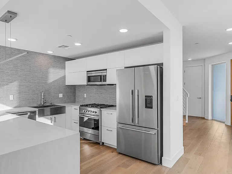 2000 N Beachwood Dr #101 — Photo 11