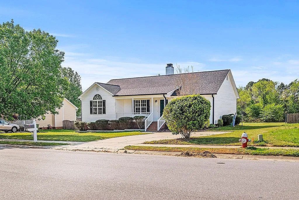 3 bed, 2.0 bath, $1,795 — Photo 2