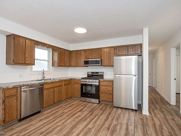 3rd image of 372 Dawnshire Dr