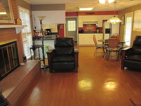 4th image of 612 Welwyn Way