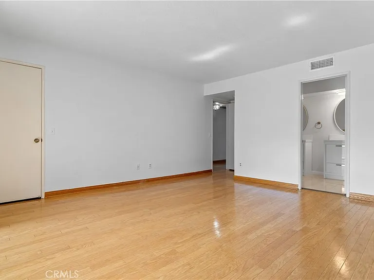 10201 Mason Ave — Photo 12