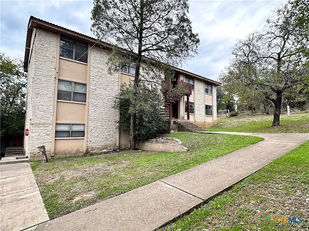 4 bed, 2.0 bath, 3820 sqft, $1,600 — Photo 1