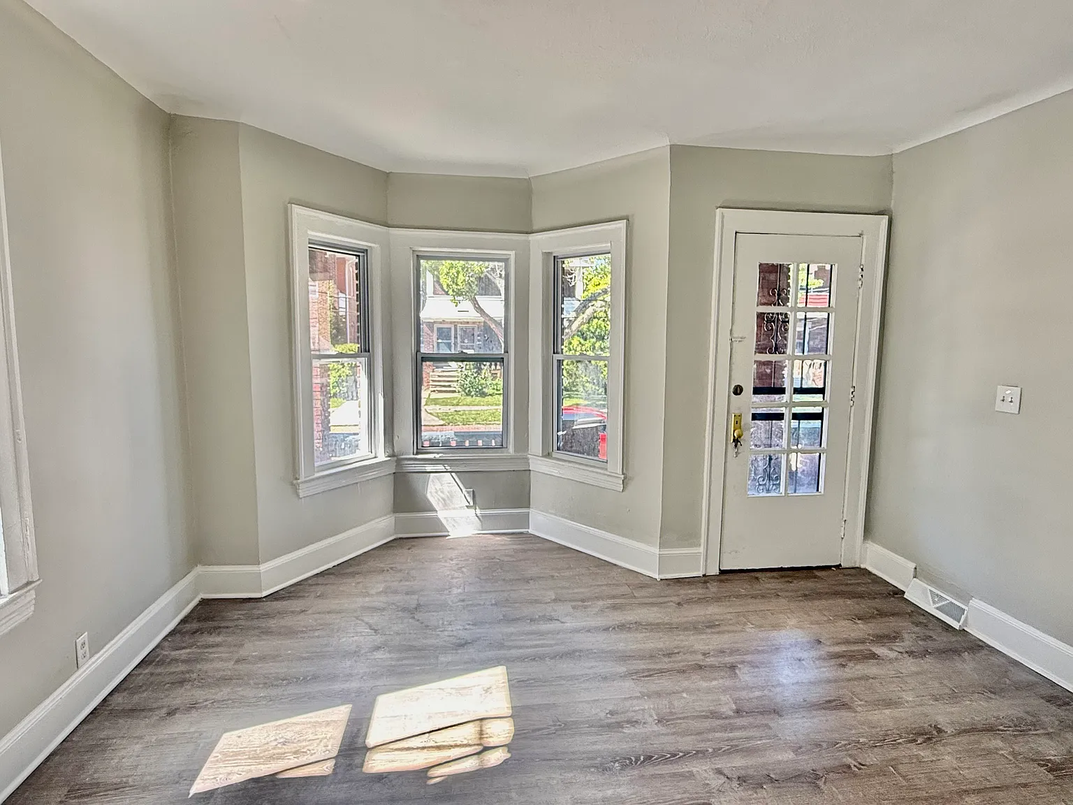15730 Halliday Ave — Photo 3