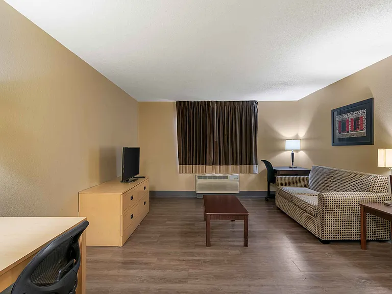 1 Bedroom Suite - 1 King Bed