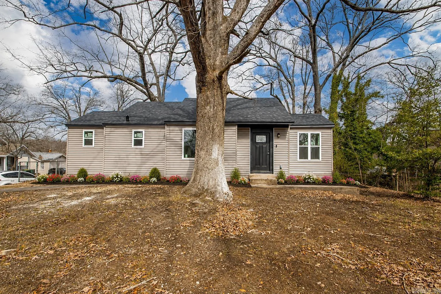 2 bed, 1.0 bath, 1217 sqft, $1,150 — Photo 1