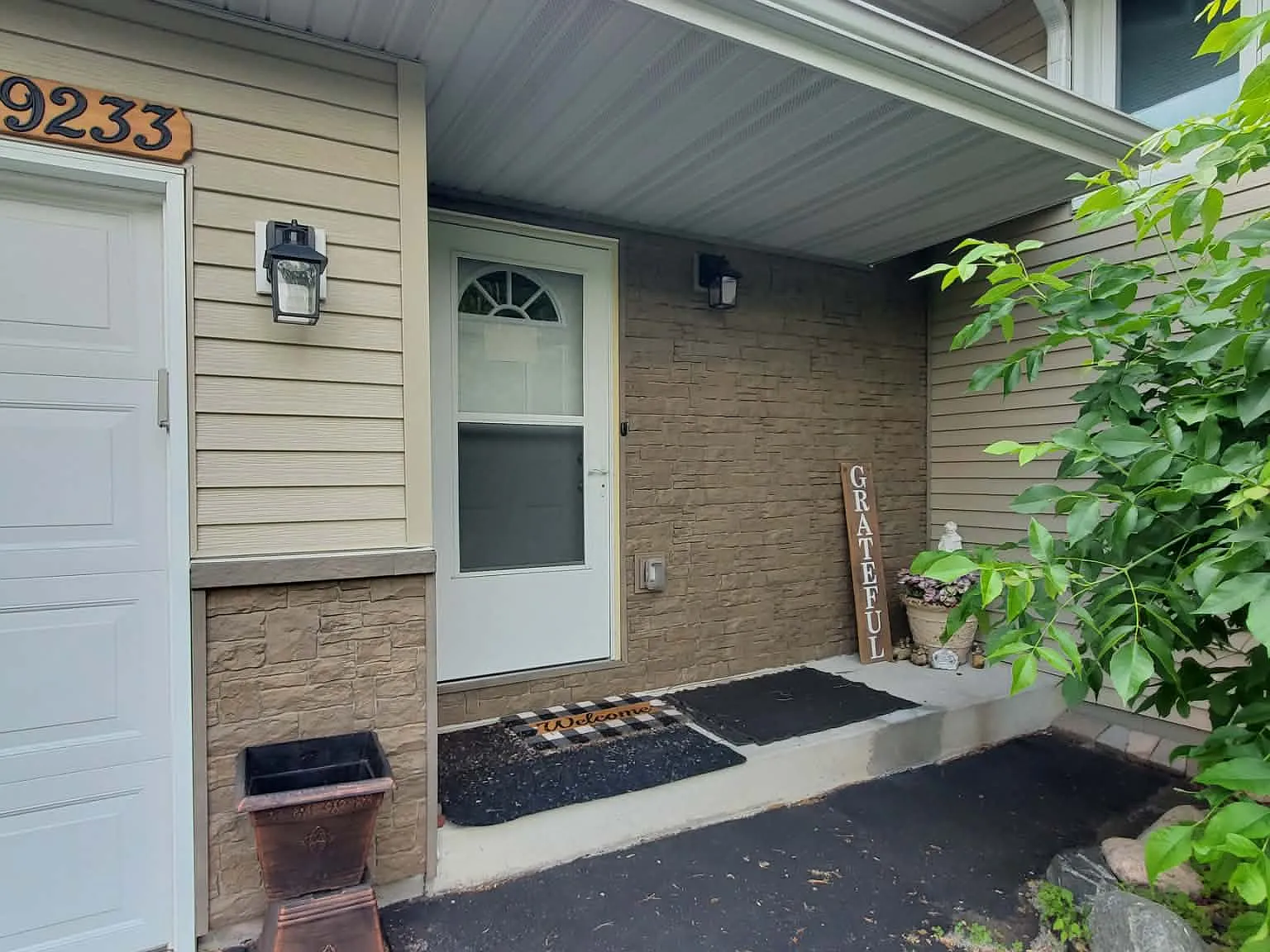 2 bed, 964 sqft, $1,820 — Photo 1