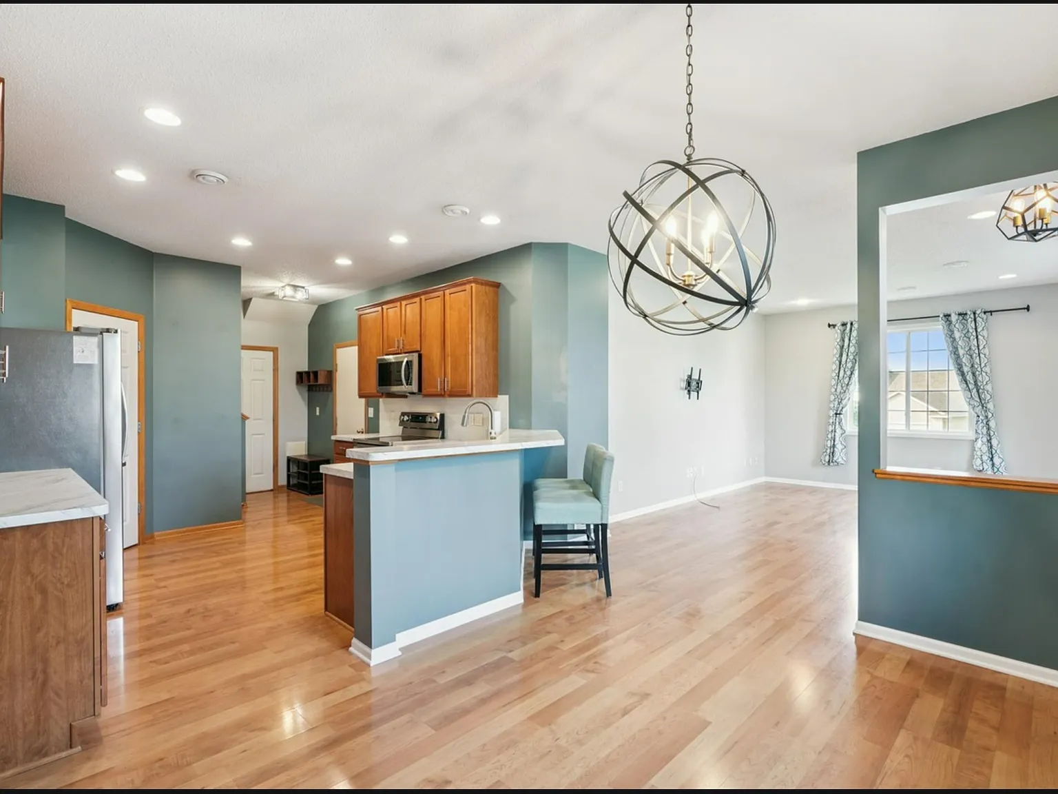 3 bed, 1696 sqft, $800 — Photo 2