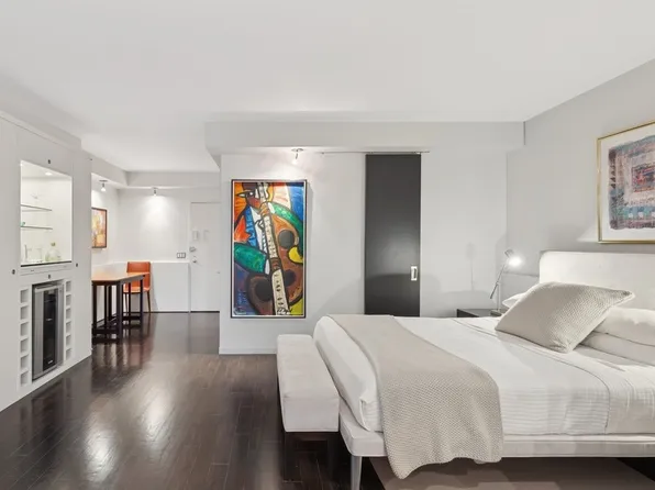 205 East 63rd Street 5H image 2 of 5