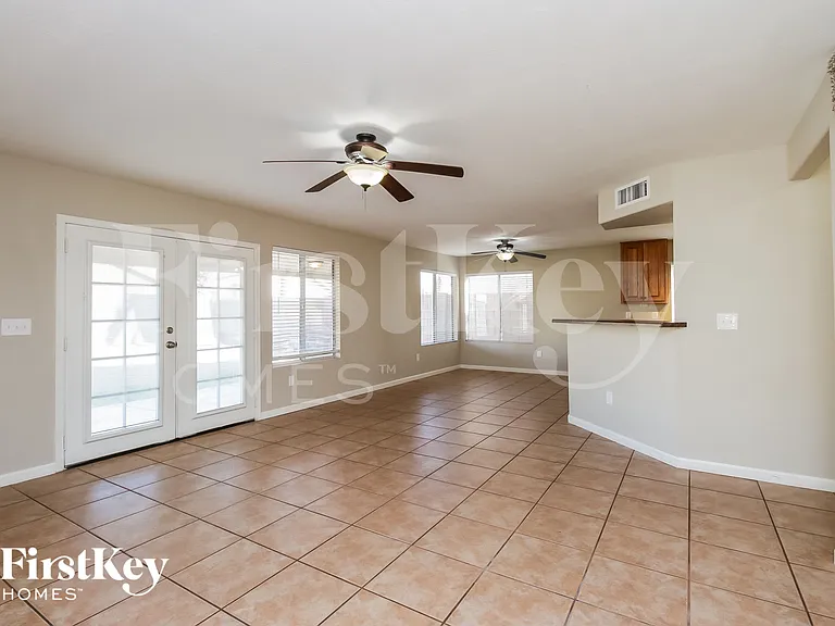 848 E Morelos St — Photo 4