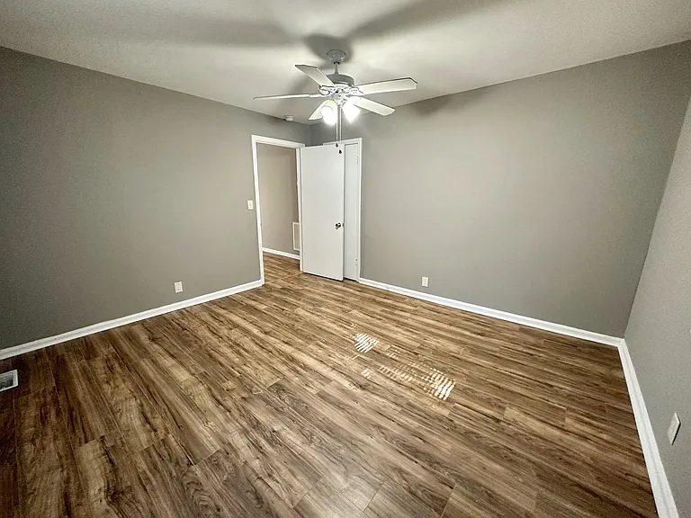 Locust Dr - 894 / 896 — Photo 7