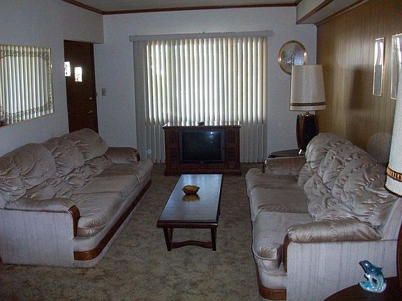 LARGE LIVING ROOM