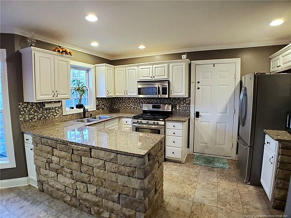 4th image of 1905 Beachwood Dr
