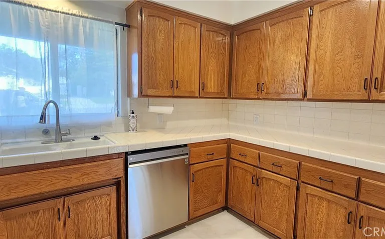 460 Winthrop Rd — Photo 8