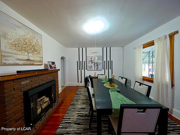 3rd image of 827 Main St