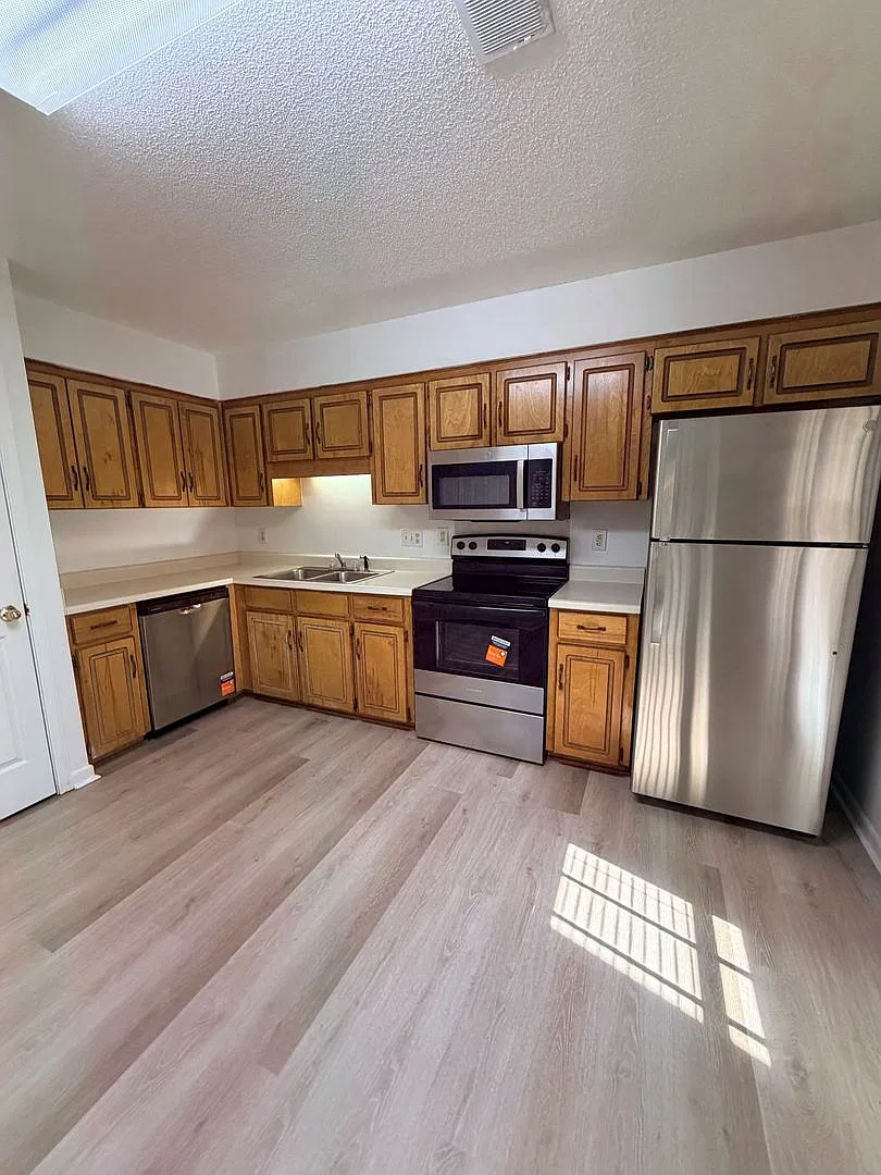 442 Stanley Ave — Photo 4