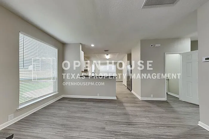 4 bed, 2.5 bath, 2990 sqft, $2,440 — Photo 3