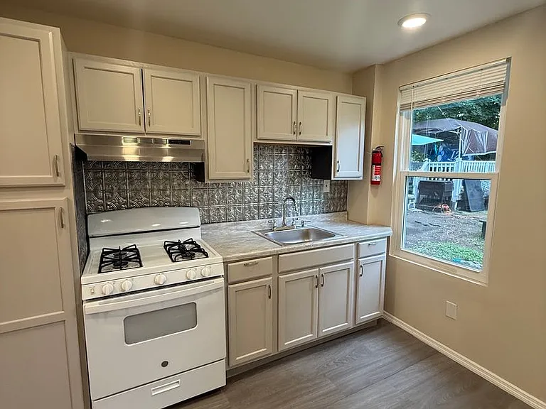 186 N Miller St — Photo 3