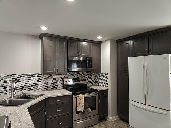 3rd image of 242 Sundridge Dr