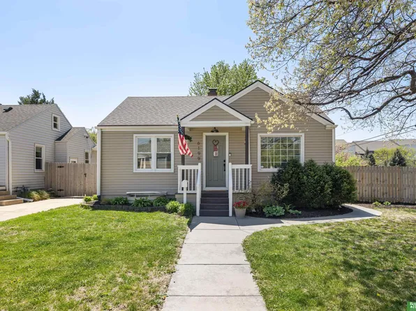 6199 Walnut St, Omaha, NE 68106