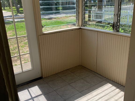 4th image of 619 Center St