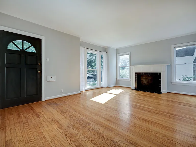2910 Plumb St — Photo 2