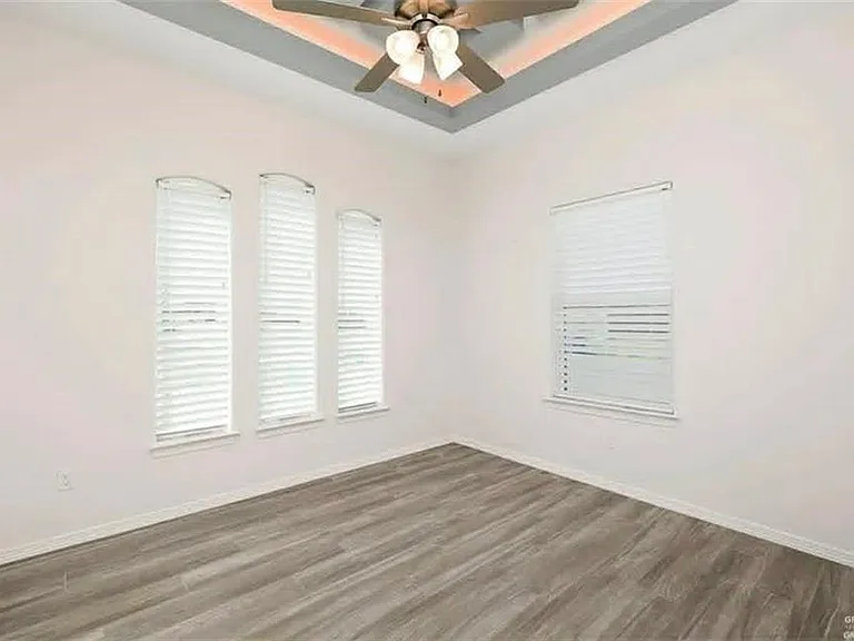 3132 Zurich Ave — Photo 3