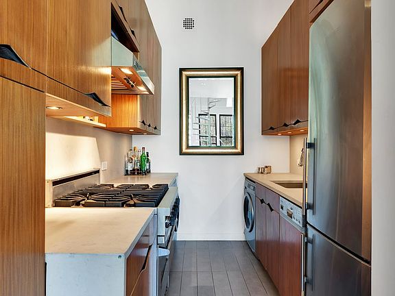 4th image of 219 W 14th St APT 5R