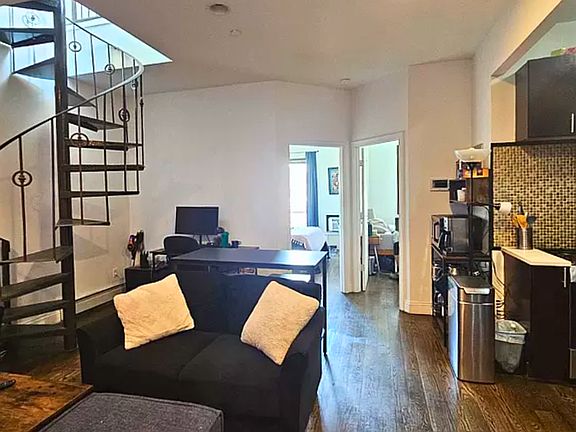 3rd image of 3059 Crescent St APT 4R